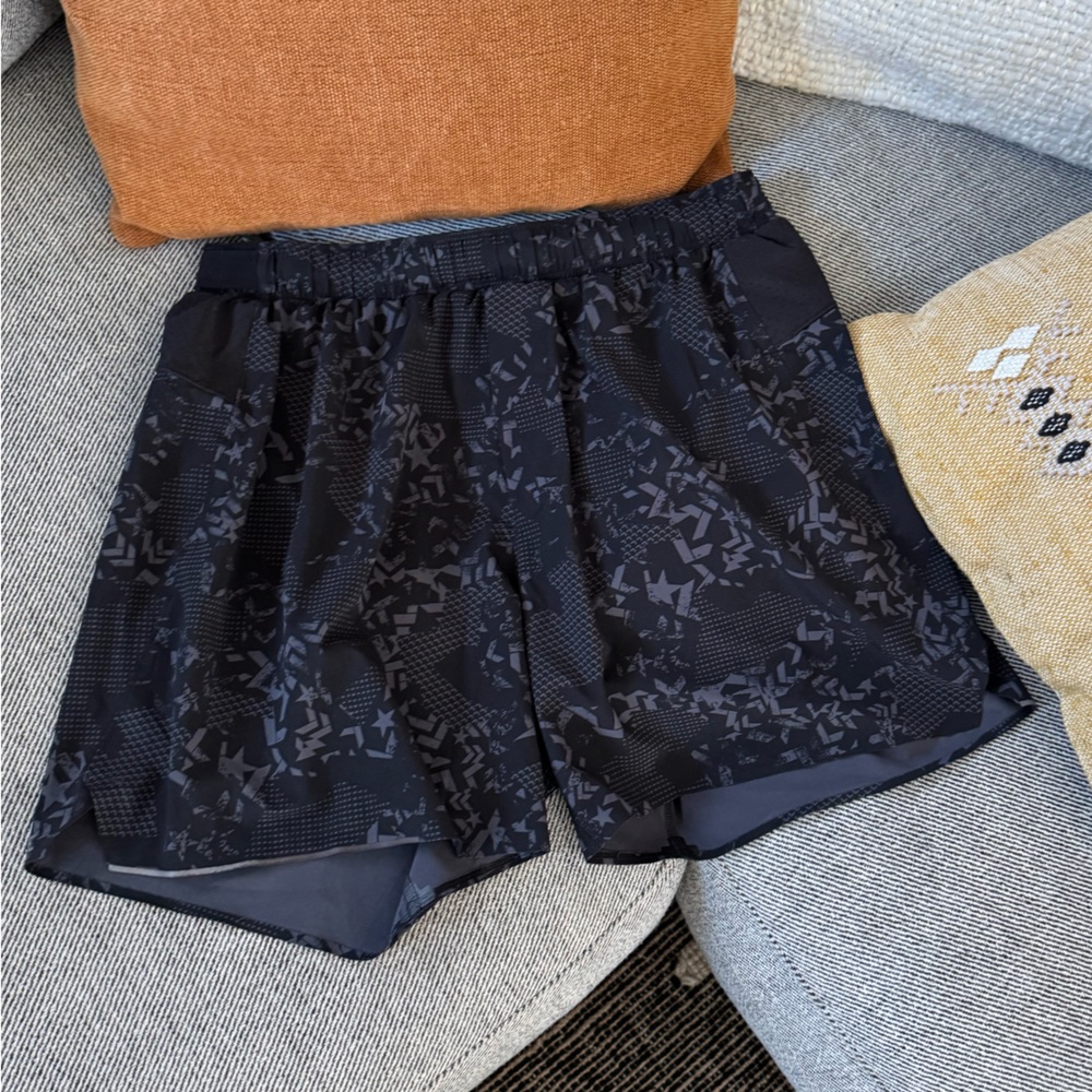 Lululemon Men’s Black Print Athletic Shorts Medium’s